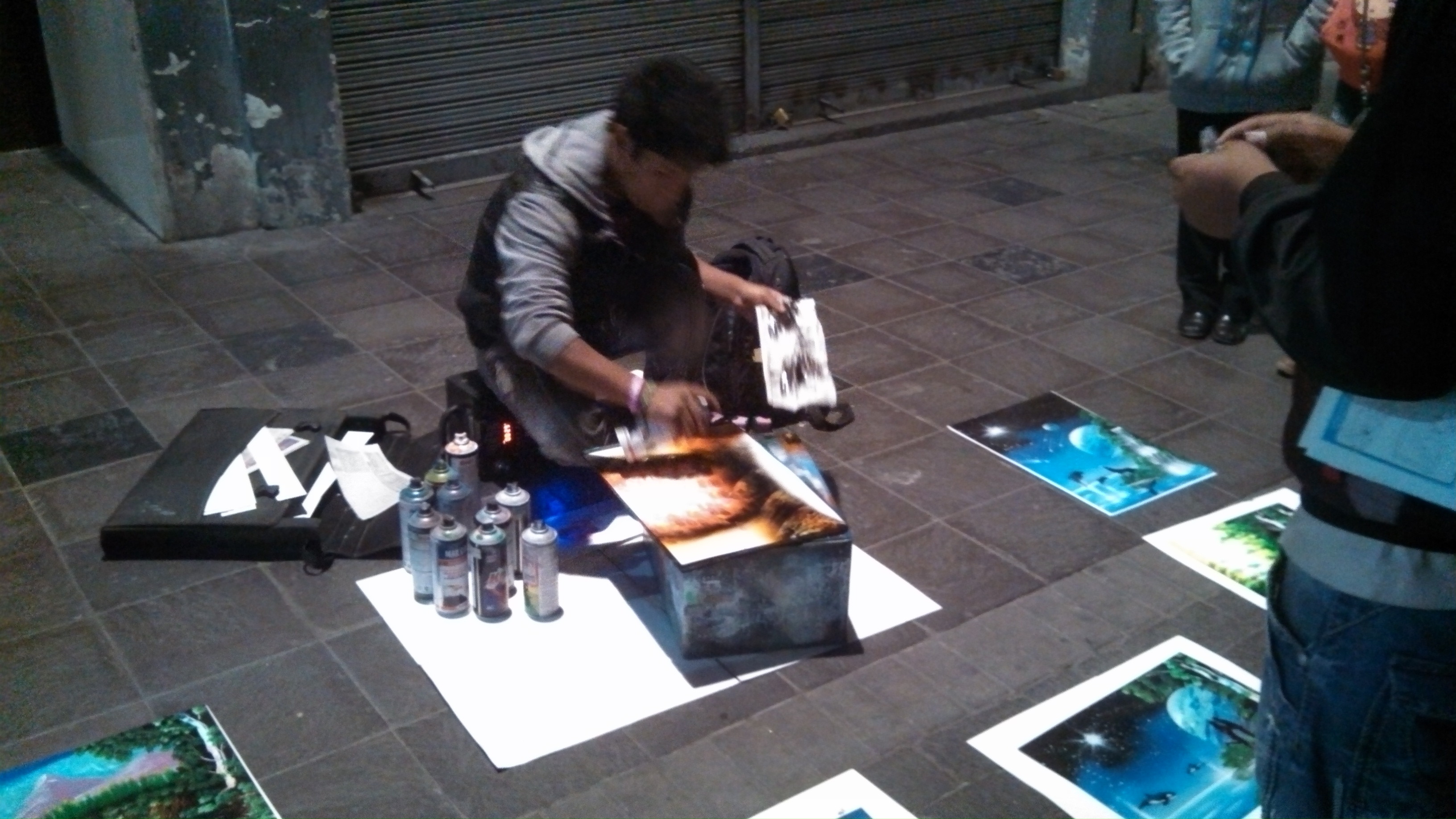 guy spray paiting in Mercedes Street